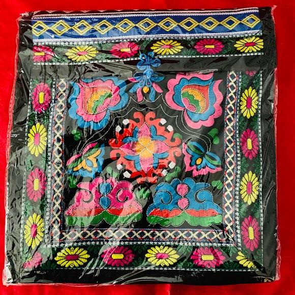 NWOT Vibrant Hand Cross Stitched Embroidered Cross Body Boho Bag 11”x11”x1.5” - Picture 12 of 13